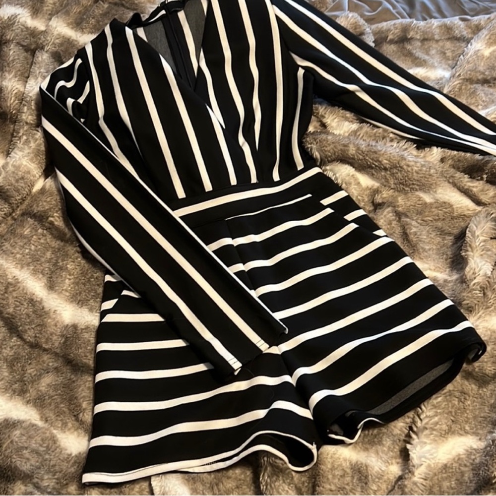 V Neck Long sleeve Shorts Romper - Hyfive - Black & White stripe. Super cute.